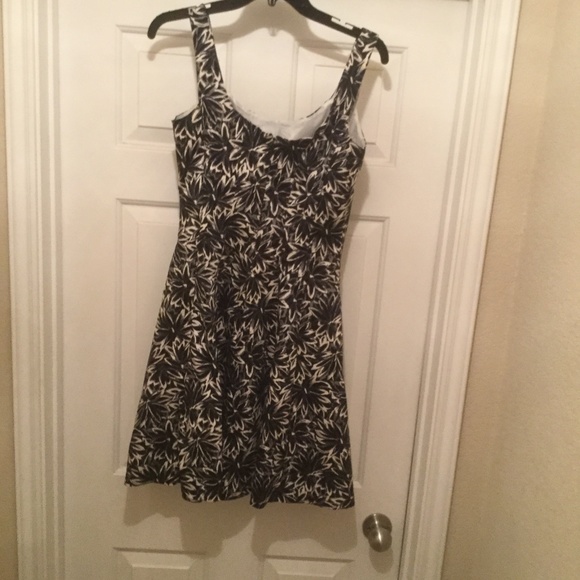 AGB Black & White Flowered Dress - Size 6 - Picture 4 of 5
